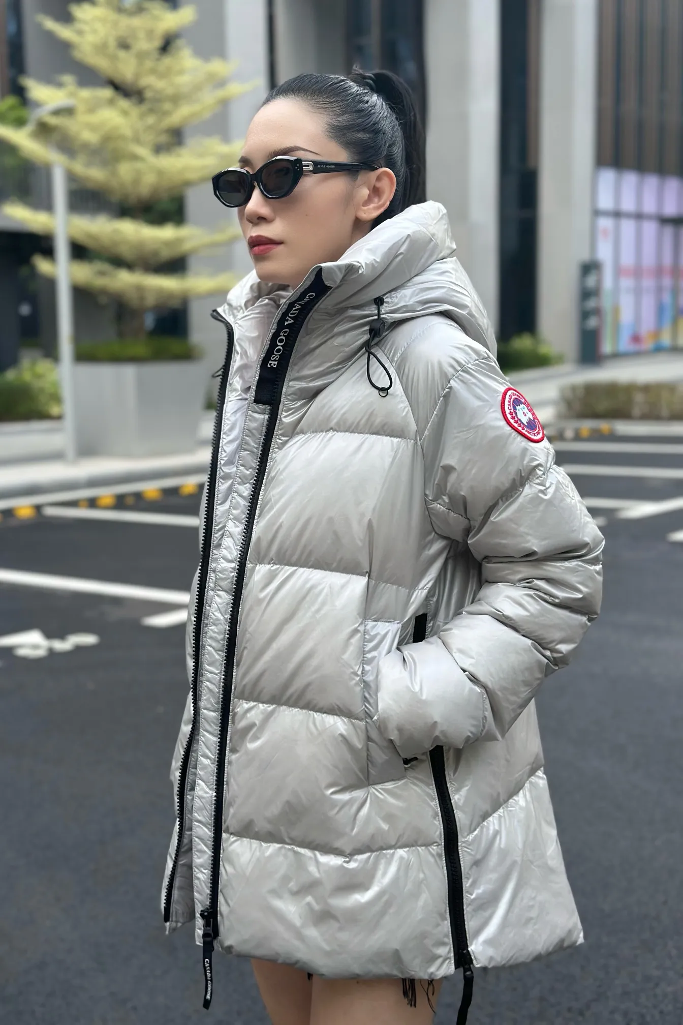 P1060 Big Goose 2239L Women's Puff Bread Jacket [Specially for foreign trade with high quality] Canada Goose Canada Goose Cypress Series Hooded Waterproof, Windproof and Warm Down Jacket Women's The new style of the Cypress series will make you stand out. This down jacket is an ideal winter piece. This style is filled with white duck down. Featuring a thin, channel-filled construction with lightweight fabrics and trim, it feels lightweight and adds warmth. The chin-protecting suede knit stand-up collar is soft and adds comfort. An adjustable down hood with cord closure adds warmth and protection against the elements. The back is designed with the iconic double-stripe black reflective decorative stripes to make you more visible in dim environments. The inner layer has removable elastic straps, making the jacket easy to carry on the shoulder and hands-free. Side zipper gusset dries and breathes when moving. Color: black with red label, silver birch Size: XS-2XL